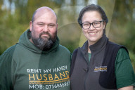 FEATURE - Rent My Handy Husband: Laura Young 'verleiht' ihren Ehemann James für Handwerksarbeiten via Nextdoor-App und Mobilnummer