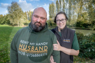 FEATURE - Rent My Handy Husband: Laura Young 'verleiht' ihren Ehemann James für Handwerksarbeiten via Nextdoor-App und Mobilnummer