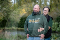 FEATURE - Rent My Handy Husband: Laura Young 'verleiht' ihren Ehemann James für Handwerksarbeiten via Nextdoor-App und Mobilnummer