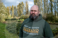 FEATURE - Rent My Handy Husband: Laura Young 'verleiht' ihren Ehemann James für Handwerksarbeiten via Nextdoor-App und Mobilnummer