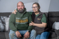 FEATURE - Rent My Handy Husband: Laura Young 'verleiht' ihren Ehemann James für Handwerksarbeiten via Nextdoor-App und Mobilnummer