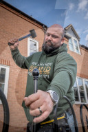 FEATURE - Rent My Handy Husband: Laura Young 'verleiht' ihren Ehemann James für Handwerksarbeiten via Nextdoor-App und Mobilnummer