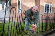 FEATURE - Rent My Handy Husband: Laura Young 'verleiht' ihren Ehemann James für Handwerksarbeiten via Nextdoor-App und Mobilnummer