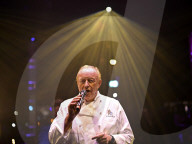 PEOPLE - TV-Koch Alfons Schuhbeck singt auf der Bühne bei der VIP-Premierengala von Schuhbecks teatro
