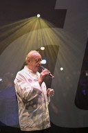 PEOPLE - TV-Koch Alfons Schuhbeck singt auf der Bühne bei der VIP-Premierengala von Schuhbecks teatro