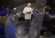 PEOPLE - TV-Koch Alfons Schuhbeck singt auf der Bühne bei der VIP-Premierengala von Schuhbecks teatro