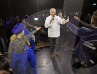 PEOPLE - TV-Koch Alfons Schuhbeck singt auf der Bühne bei der VIP-Premierengala von Schuhbecks teatro