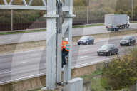 NEWS - Aktivisten von Just Stop Oil klettern auf eine Schilderbrücke auf der M25 bei London Colney in Hertfordshire
