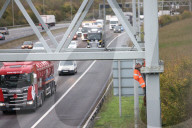 NEWS - Aktivisten von Just Stop Oil klettern auf eine Schilderbrücke auf der M25 bei London Colney in Hertfordshire