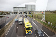 NEWS - Aktivisten von Just Stop Oil klettern auf eine Schilderbrücke auf der M25 bei London Colney in Hertfordshire