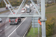 NEWS - Aktivisten von Just Stop Oil klettern auf eine Schilderbrücke auf der M25 bei London Colney in Hertfordshire