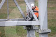 NEWS - Aktivisten von Just Stop Oil klettern auf eine Schilderbrücke auf der M25 bei London Colney in Hertfordshire