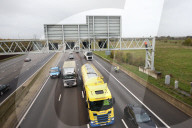 NEWS - Aktivisten von Just Stop Oil klettern auf eine Schilderbrücke auf der M25 bei London Colney in Hertfordshire