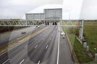NEWS - Aktivisten von Just Stop Oil klettern auf eine Schilderbrücke auf der M25 bei London Colney in Hertfordshire
