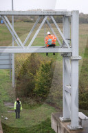 NEWS - Aktivisten von Just Stop Oil klettern auf eine Schilderbrücke auf der M25 bei London Colney in Hertfordshire