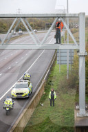 NEWS - Aktivisten von Just Stop Oil klettern auf eine Schilderbrücke auf der M25 bei London Colney in Hertfordshire