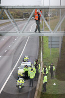 NEWS - Aktivisten von Just Stop Oil klettern auf eine Schilderbrücke auf der M25 bei London Colney in Hertfordshire