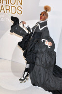 PEOPLE - Janelle Monae erscheint mit Dackel-Handtasche an den CFDA-Awards