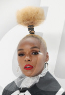 PEOPLE - Janelle Monae erscheint mit Dackel-Handtasche an den CFDA-Awards