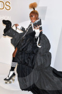 PEOPLE - Janelle Monae erscheint mit Dackel-Handtasche an den CFDA-Awards
