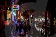 FEATURE - Das Vergnügungsviertel von Amsterdam ist wieder gut besucht
