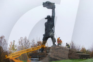 NEWS - Ukraine-Krieg: Das an der ukrainisch-slowakischen Grenze gelegene "Denkmal für die sowjetischen Soldaten und Befreier der Ukraine" wird in Uzhhorod zerstört