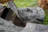 NEWS - Ukraine-Krieg: Das an der ukrainisch-slowakischen Grenze gelegene "Denkmal für die sowjetischen Soldaten und Befreier der Ukraine" wird in Uzhhorod zerstört