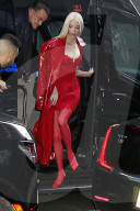 PEOPLE - Lady in Red: Anya Taylor-Joy kommt an bei Good Morning America in New York