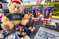NEWS - USA: MAGA-Merchants vor Donald Trumps Mar-a-Lago-Haus