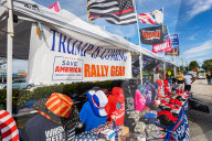 NEWS - USA: MAGA-Merchants vor Donald Trumps Mar-a-Lago-Haus