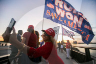 NEWS - USA:  Anhänger von Donald Trump schwenken Fahnen in Florida