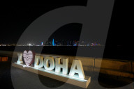 FUSSBALL-WM Katar -Ein Blick auf Al Dafna über den Hafen von Doha bei Nacht