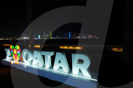 FUSSBALL-WM Katar -Ein Blick auf Al Dafna über den Hafen von Doha bei Nacht