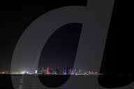 FUSSBALL-WM Katar -Ein Blick auf Al Dafna über den Hafen von Doha bei Nacht