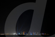 FUSSBALL-WM Katar -Ein Blick auf Al Dafna über den Hafen von Doha bei Nacht