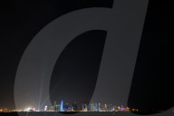 FUSSBALL-WM Katar -Ein Blick auf Al Dafna über den Hafen von Doha bei Nacht