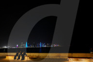 FUSSBALL-WM Katar -Ein Blick auf Al Dafna über den Hafen von Doha bei Nacht