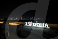 FUSSBALL-WM Katar -Ein Blick auf Al Dafna über den Hafen von Doha bei Nacht