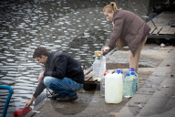 NEWS - Ukraine-Krieg: Ukrainer müssen Wasser aus Brunnen oder aus dem Fluss Dnipro holen