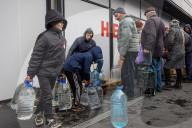 NEWS - Ukraine-Krieg: Ukrainer müssen Wasser aus Brunnen oder aus dem Fluss Dnipro holen