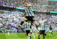 FUSSBALL-WM Katar - Lionel Messi (Argentinien) schiesst einen Elfmeter und feiert das 1:0 gegen Saudi-Arabien