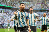 FUSSBALL-WM Katar - Lionel Messi (Argentinien) schiesst einen Elfmeter und feiert das 1:0 gegen Saudi-Arabien
