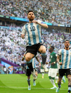 FUSSBALL-WM Katar - Lionel Messi (Argentinien) schiesst einen Elfmeter und feiert das 1:0 gegen Saudi-Arabien
