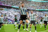 FUSSBALL-WM Katar - Lionel Messi (Argentinien) schiesst einen Elfmeter und feiert das 1:0 gegen Saudi-Arabien