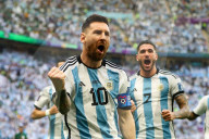 FUSSBALL-WM Katar - Lionel Messi (Argentinien) schiesst einen Elfmeter und feiert das 1:0 gegen Saudi-Arabien