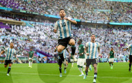 FUSSBALL-WM Katar - Lionel Messi (Argentinien) schiesst einen Elfmeter und feiert das 1:0 gegen Saudi-Arabien