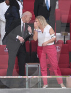 FUSSBALL-WM Katar - Deutsche Innenminsietrin zeigt Gianni Infantino ihre "OneLove"-Armbinde