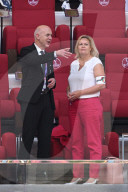 FUSSBALL-WM Katar - Deutsche Innenminsietrin zeigt Gianni Infantino ihre "OneLove"-Armbinde