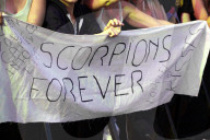 2011.07.14 - Premier rang du concert de Scorpions aux Vieilles Charrues 2011. Audience, public, first row.