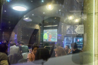 FUSSBALL-WM Katar - Bars in Madrid fÃ¼llen sich mit Fans beim ersten WM-Spiel Spaniens 
